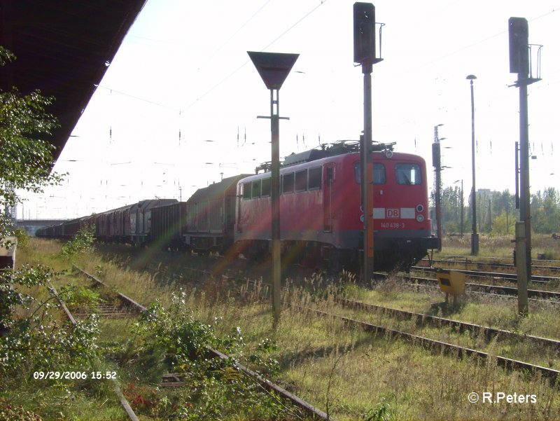 140 438-3 steht abgebgelt mit ein Gterzug in Eisenhttenstadt. 29.09.06