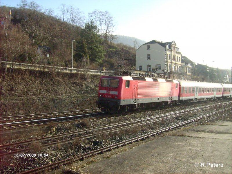 143 125-3 schiebt eine RB wiesbaden aus den Bahnhof Lorch am Rhein. 12.02.08