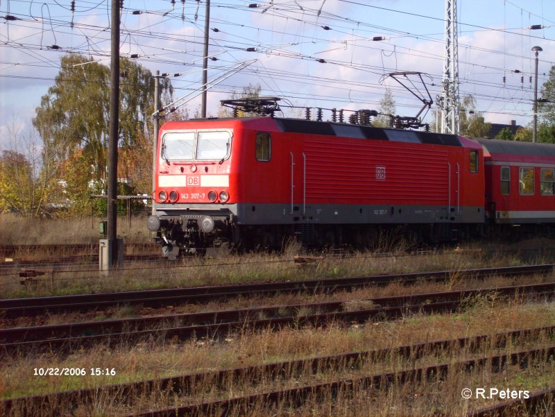 143 307-7 verlsst Eisenhttenstadt mit ein RB 11 Cottbus. 22.10.06