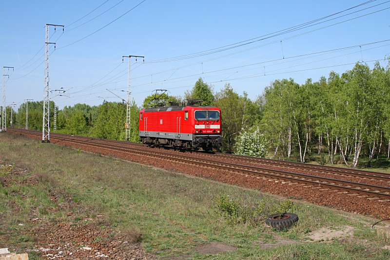 143 929-8 wurde von einem Schwellenstapel herab fotografiert. Diese Lok hab ich das erste Mal 2007 in Eichenberg gesehen (9180 6 143 929-8 D-DB, DB Regio AG - RL Südost Halle/S, ZWS/ZDS/FMZ/TAV + GPS, gesichtet Berlin Wuhlheide, 20.04.2009)