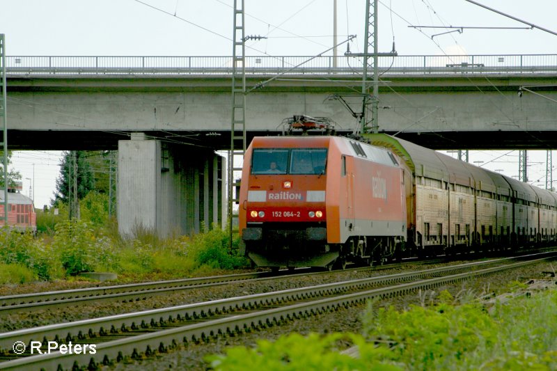 152 064-2 zieht ein Autozug an Regensburg Ost vorbei. 13.09.07