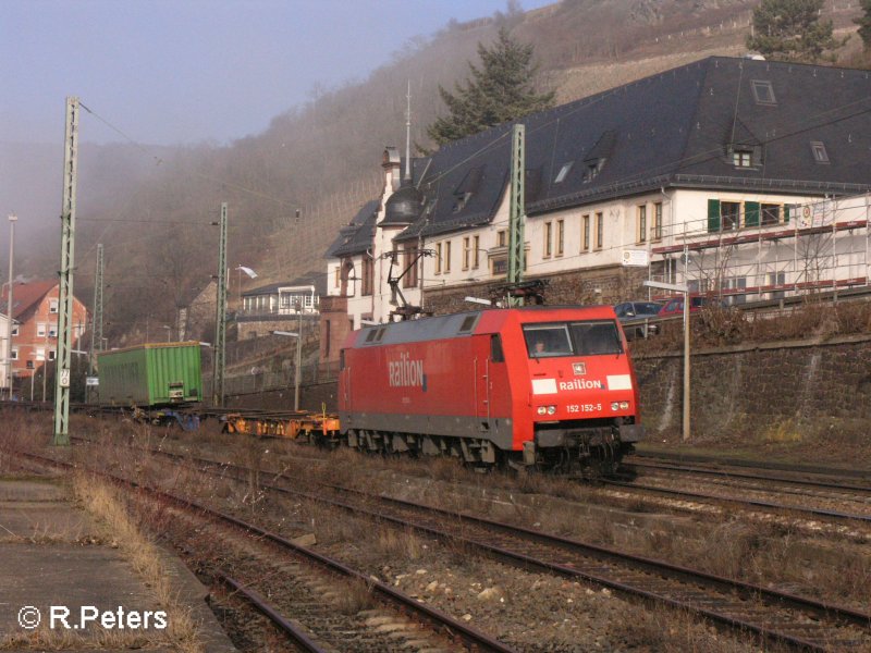 152 152-5 durchfhrt Lorch am Rhein mit ein Containerzug. 12.02.08