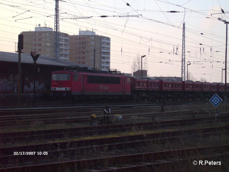 155 152-2 steht mit ein Seitenkippwagenzug in Eisenhttenstadt abgestellt. 17.02.07