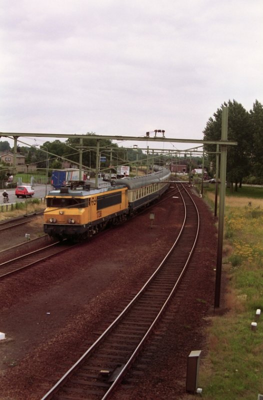 1738 mit D-Zug Den Haag-Kln fotografiert in Boxtel am 25-06-1993.