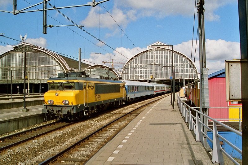 1769 mit gemietete DB Wagen noch in Orginal Farbe. Amsterdam CS 04-04-2007.