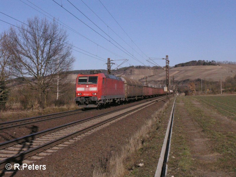 185 043-7 zieht bei Himmelstadt ein gemischten Gterzug. 16.02.08