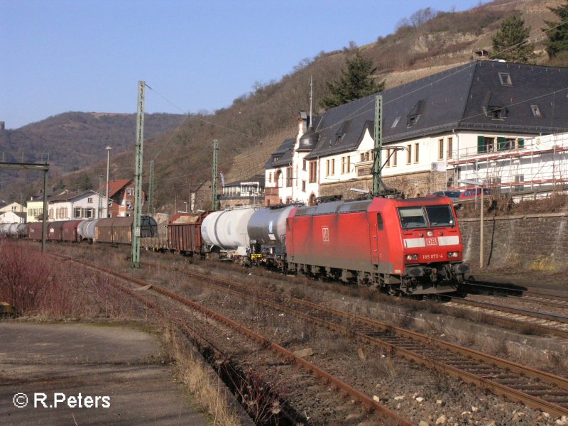 185 073-4 durchfhrt Lorch an dem Rhein mit ein gemischten Gterzug. 12.02.08