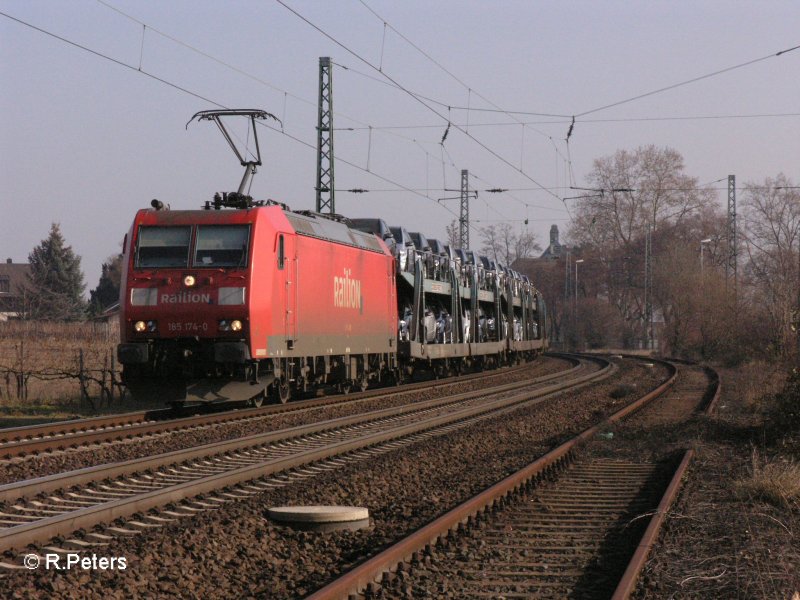 185 174-0 zieht bei Geisenheim ein Autozug. 13.02.08