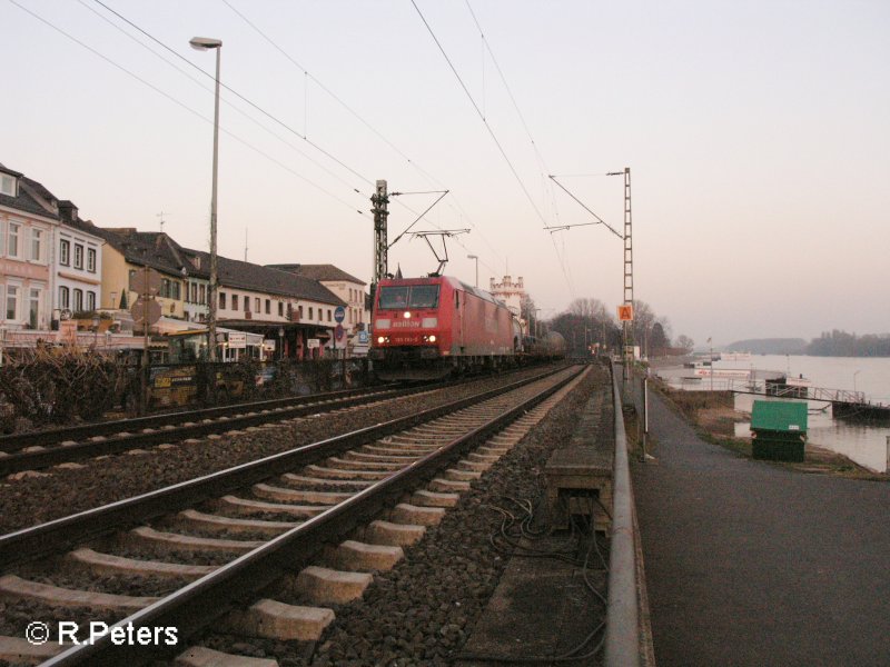 185 193-0 durchfhrt Rdesheim an dem Rhein mit ein gemischten Gterzug. 13.02.08