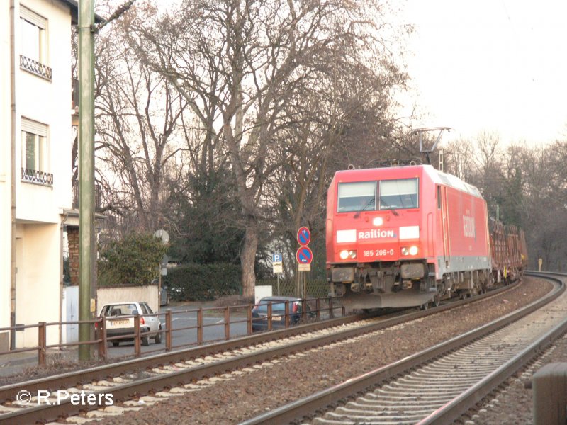 185 206-0 fhrt mit ein gemischten Gterzug durch Rdesheim an dem Rhein. 12.02.08