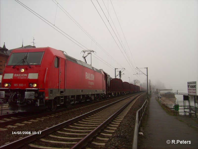 185 300-1 durchfhrt Rdesheim an dem Rhein mit ein gemischten Gterzug. 14.02.08