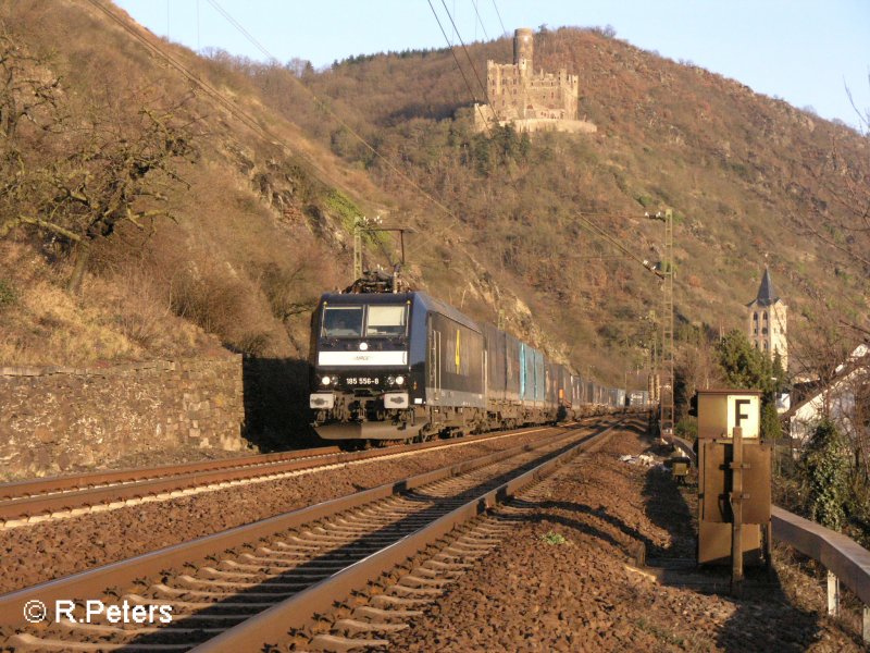 185 556-8 zieht bei Wellmich den Vos-Wechselpritschenzug. 12.02.08