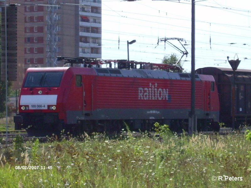 189 066-4 steht mit ein gedeckten Gterzug in Eisenhttenstadt. 02.08.07