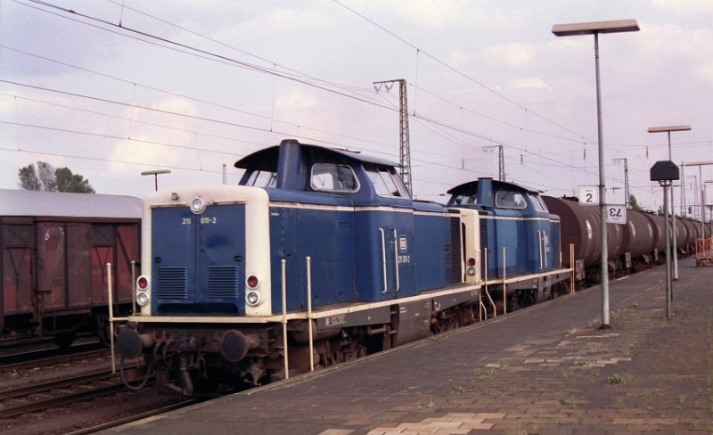 211 011-2 mit Schwesterlok in Rheine 04-08-1992.
