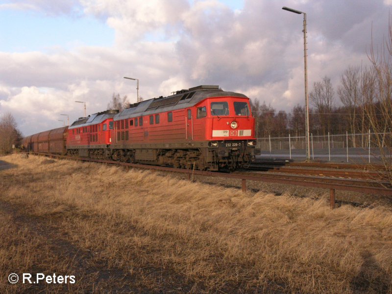 232 228-7 und eine 233 ziehen ein Kohlezug durch Wiesau/Oberpfalz nach Sden. 22.01.08