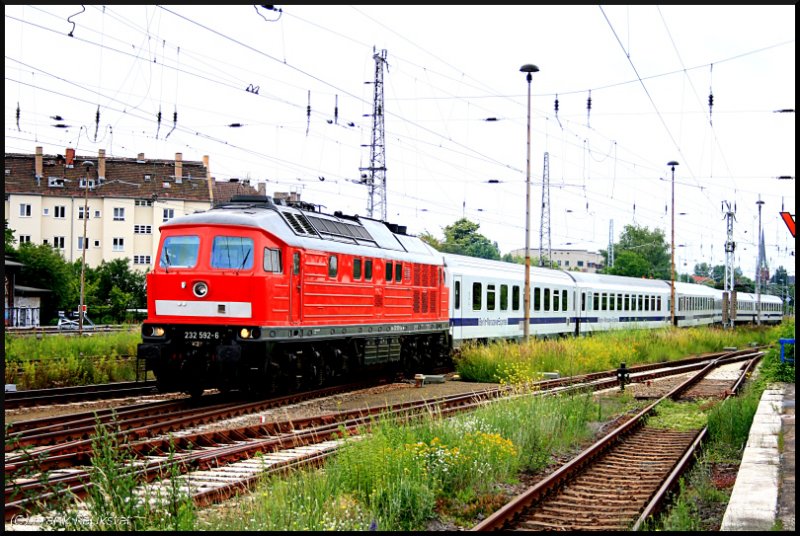 232 592-6 zieht den  Berlin-Warschau-Express  nach Warszawa Wschodnia. Durch die Streckensperrung in Erkner kommen die Züge für ein paar Tage hier her (ohne Logo/Beschriftung, ex 132 592-7, gesichtet Berlin Lichtenberg 19.06.2009)