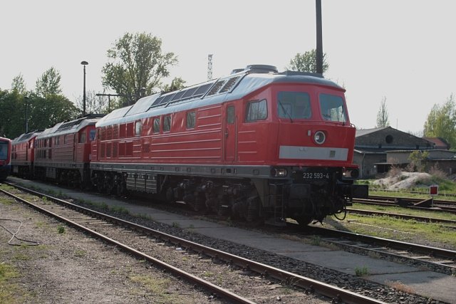 232 593-4 (ohne Logo/Beschriftung, ex 132 593-5; Funk-Doppeltraktion) wartet mit zwei Schwesterloks auf die nächste Leistung (Berlin Nöldnerplatz, 27.04.2008)