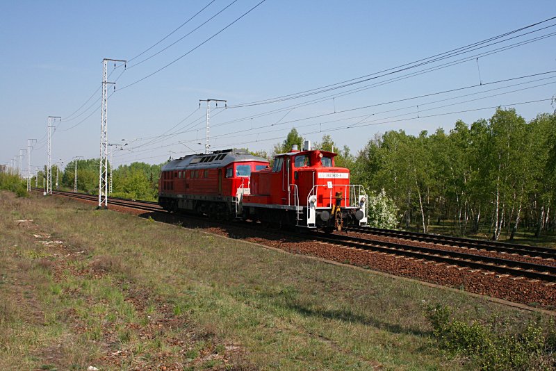 362 800-5 kommt mit 232 524-9 (9280 1 232 524-9 D-DB) im Schlepp vorbei (Berlin Wuhlheide, 24.04.2009)