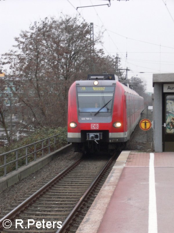 423 799 rollt in Dsseldorf-Vlklingerstrasse mit der S11 Dsseldorf Wehrhahn ein. 06.01.06