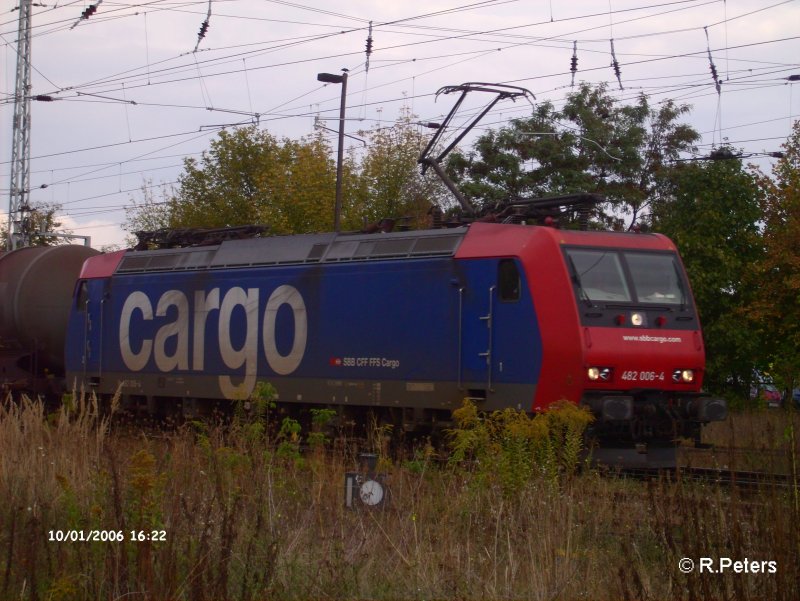 482 006-4 durchfhrt Eisenhttenstadt mit ein Kesselzug. 01.10.06