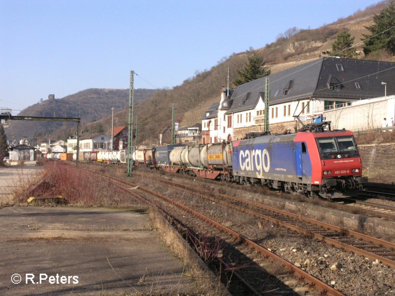 482 029-6 durchfhrt Lorch am Rhein mit ein Wechselpritschnezug. 12.02.08