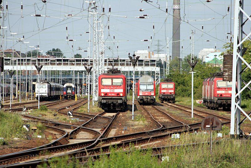 Am Bw stand eine unerkannte 109 der Skandlines, 114 015-1, neben dem Steuerwagen ebenfalls eine 143 und dann rechts 143 271-5 (Berlin N�ldnerplatz, 10.05.2009 - Update zu 143 271: Anlieferung zu Fa. Bender 07.2009, zerlegt 09.2009).