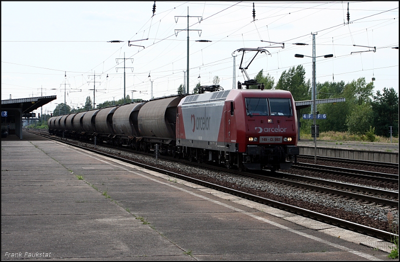 arcelor 145-CL 002 / 145 082-4 mit Druck-Kesselwagen Richtung Grnauer Kreuz (Berlin Schnefeld, 08.08.2009)