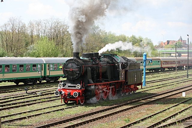 Auch die Ok22 31 l�sst es qualmen, wie es sich f�r eine Dampflok geh�rt (Wolsztyn, 03.05.2008).