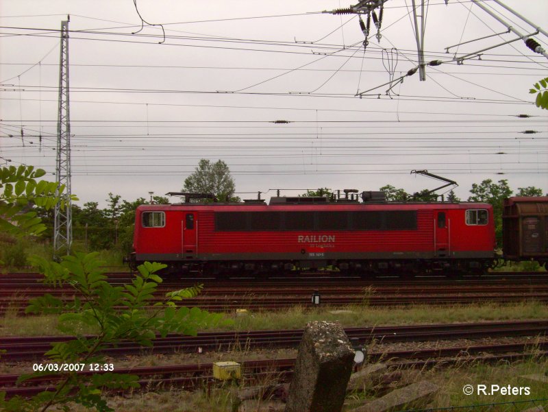 Aus der Gegenrichtung kommt 155 141-7 durch Eisenhttenstadt gefahren. 03.06.07