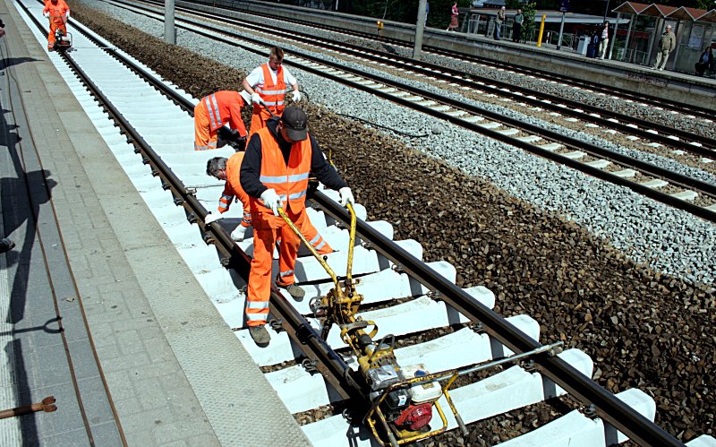 Bei Korrekturen mssen diese Mitarbeiter im Akkord nachbessern um an den Zug Anschluss zu halten (Falkensee, 23.05.2009).