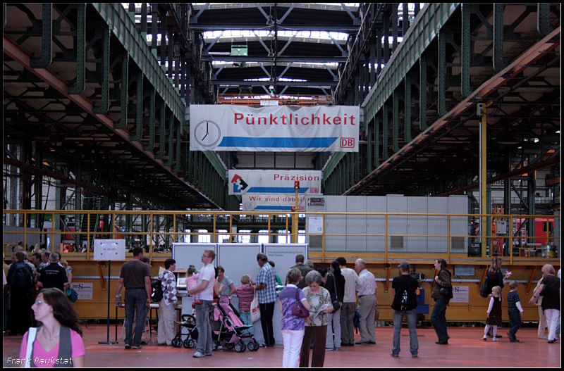 Blick in die Halle 1 (Schiebeb�hnengrube). Sie ist 19m hoch, hat eine Fl�che von rund 30.400 qm und 7 L�ngsschiffe. Beidseitig der Grube sind die Arbeitsgleise angeordnet. In der halle werden Drehgestelle, Rads�tze, Radwellen und viele weitere Module ausgetauscht oder �berarbeitet (80 Jahre Aw Dessau, Dessau-S�d 12.09.2009)