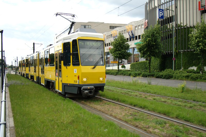 BVG 7030 (Typ KT4Dt) als M4 Falkenberg. Die Fahrzeuge des Typs sind Tatra Kurzgelenkwagen mit Thyristorsteuerung (Berlin Hohensch�nhausen, 27.05.2009).
