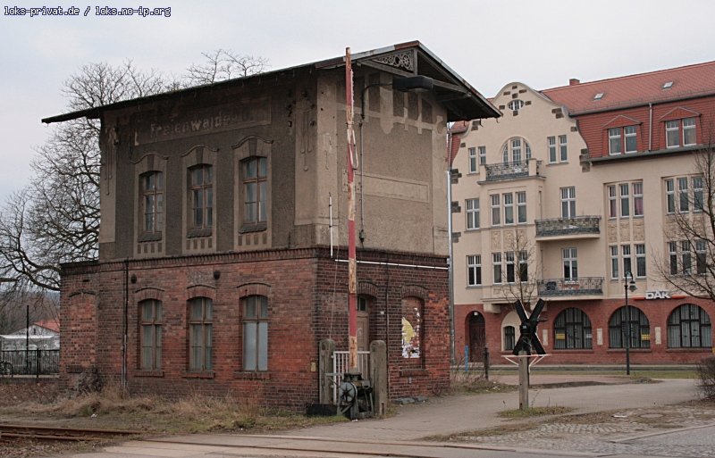 Das Stellwerk Bad Freienwalde am Bahnübergang ist seit 2003 nicht mehr in Betrieb. Fotografiert am 01.03.2009.