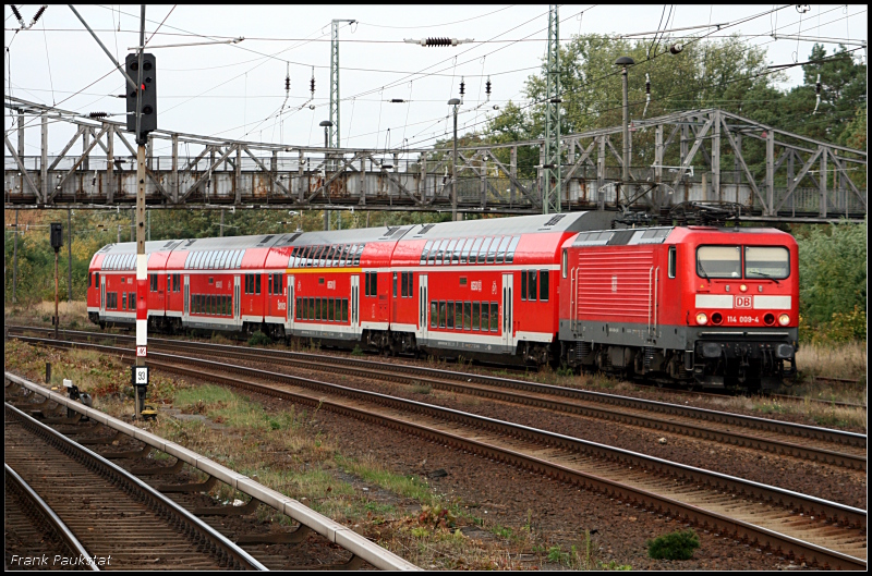 DB 114 009-4 mit dem RE5 Lutherstadt Wittenberg (DB Regio AG Cottbus, Birkenwerder 03.10.2009)