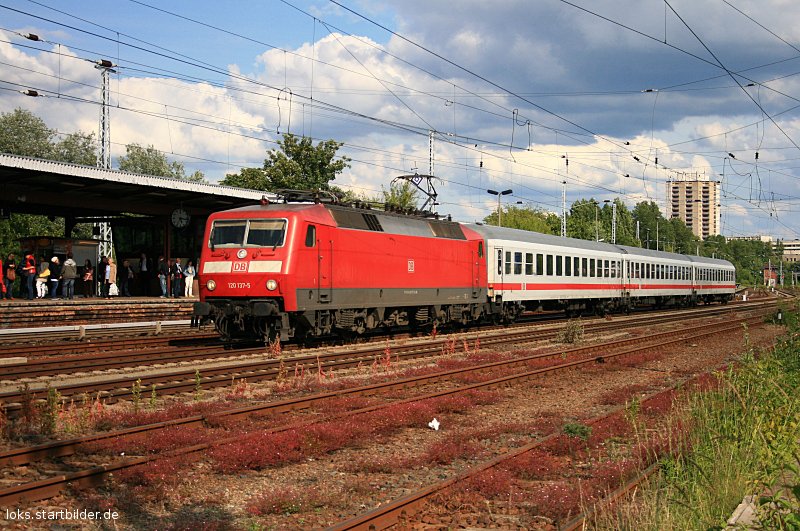 DB 120 137-5 kommt laut Bahnhofsuhr um 17:17 Uhr durch (Berlin Greifswalder Str, 08.06.2009).