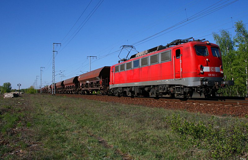 DB 139 562-3 mit Tads-Wagen in Berlin Wuhlheide 21.04.2009 (ex E40 1562)