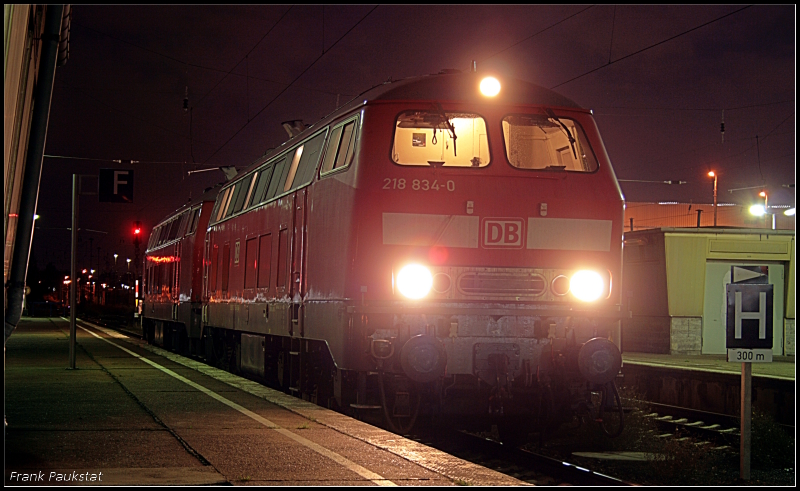 DB 218 834-0 mit einer Schwesterlok beim Kopfmachen (N�chtliches in Berlin Lichtenberg 07.10.2009)