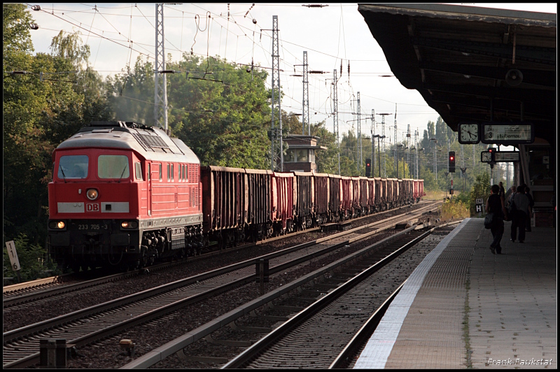 DB 233 705-9 mit Ea(o)s-x-Wagen (ex 232 705-4, gesichtet Berlin Karow 11.09.2009)