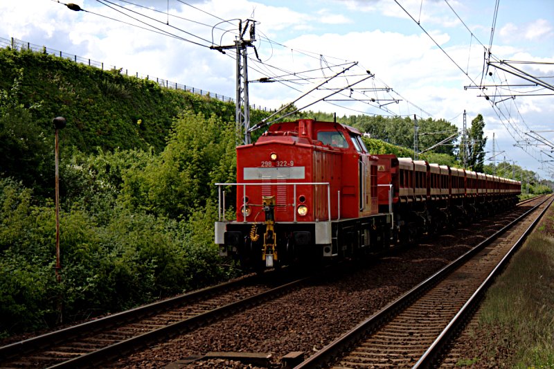 DB 298 322-9 mit Fans-Wagen durchfährt Hohenschönhausen. Ein Gruß zurück an den Tf! (NVR-Nummer: 98 80 3298 322-9 D-DB, ex DB 293 022-9, ex DR 111 022-0, gesehen Berlin Hohenschönhausen 27.05.2009)