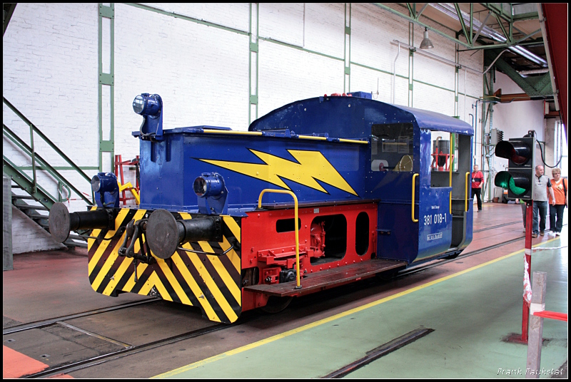 DB 381 018-1  Werk Dessau  in den Hallen des Werks. Bei der Lok handelt es sich um eine Akku-Lokomotive f�r den leichten Verschub- und Rangierdienst und ist der Baureihe K�/K�f II �u�erlich sehr �hnlich. Technische Daten: Hersteller Windhoff, Typ Lg II / 37, Fabriknummer 403, Bauart B-ea, Baujahr 1938, Spurweite 1435 mm