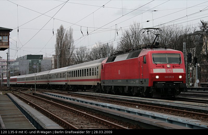 DB Fernverkehr 120 135-9 mit IC- und IR-Wagen (Berlin Greifswalder Str, 28.03.2009).
<br><br>
Update: ++ 09.04.2018 bei Fa. Bender, Opladen