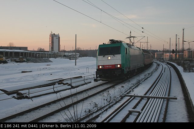 DB Fernverkehr 186 241 mit dem D 441  Berlin-Warschau-Express  am 11.01.2009 im verschneitem Bahnhof Erkner