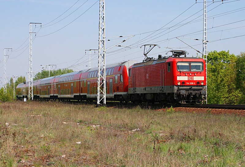 DB Regio 114 038-3 vor dem Steuerwagen - vielleicht defekt? - des RE3 Stralsund (ex DR 112 038-5, gesichtet Berlin Wuhlheide, 24.04.2009).