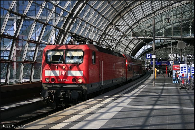 DB Regio 143 174-1 mit RE7 nach Wünsdorf-Waldstadt (gesichtet Berlin Hauptbahnhof, 08.08.2009)
<br><br>
Update: ++ 18.03.2017 bei Fa. Bender, Opladen