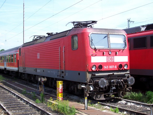 DB Regio 143 807-6 abgestellt mit einem Regio-Zug, gesichtet Bebra, 2005