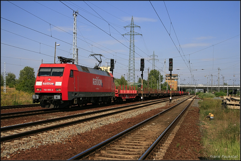 DB Schenker 152 055-0 mit Rungenwagen und sollte bis 20 Uhr am Signal stehen bleiben (gesichtet Berlin Schönefeld 15.08.2009)