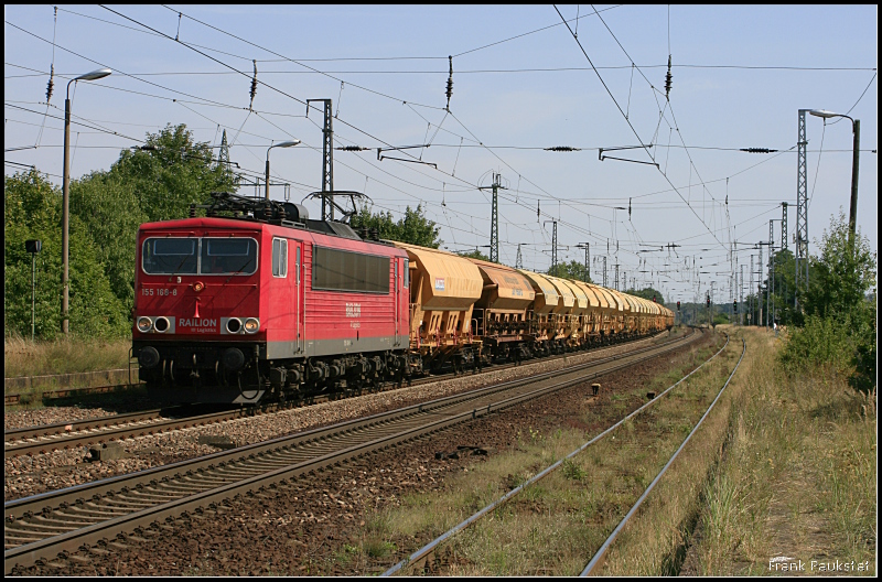 DB Schenker 155 168-8 mit Sch�ttgut (Nuthetal-Saarmund, 19.08.2009)