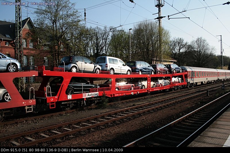 DDm 915.0 in einem Autozug. Es ist ein Doppelstock-Autotransportwagen der Reisezugwagen-Bauart, daher auch die Einsortierung als  Reisezugwagen  (Berlin Wannsee, 10.04.2009).
