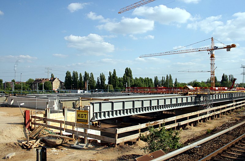 Der Ersatzneubau �ber die Kynaststr mit St�tzw�nden und Treppenanlagen nimmt langsam Gestalt an. Er soll 2009 fertig sein (Baustelle Berlin Ostkreuz, 10.05.2009).