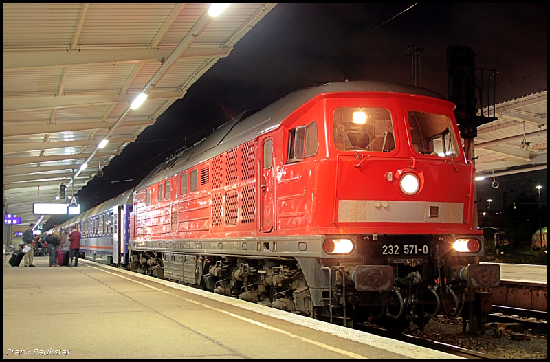 Die altbelftete 232 571-0 bringt den D 449/40449 nach Warszawa Wschodina bzw. Kaliningrad mit etwas Versptung (Nchtliches in Berlin Lichtenberg 07.10.2009)